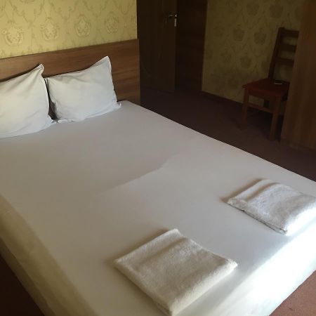 Irish Hotel Shumen Esterno foto
